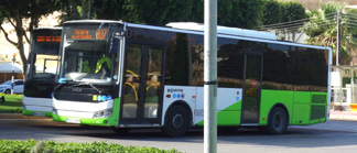 bus jaune typique de Malte place de la fontaine des tritons